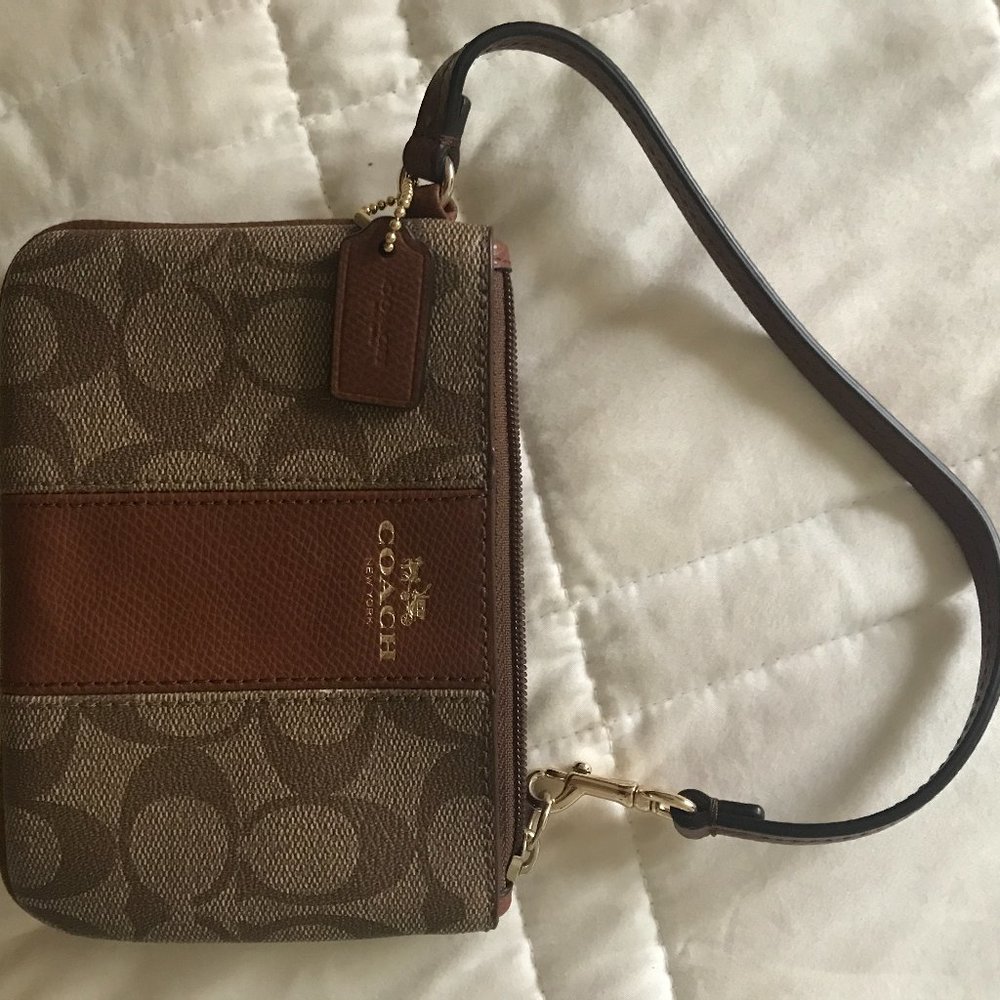 Coach Wristlet Medium